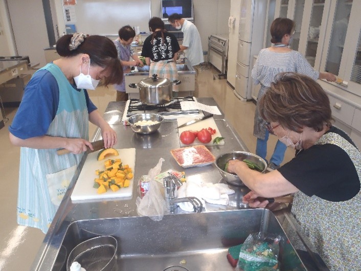 キーマカレーの具材の夏野菜を切っている様子