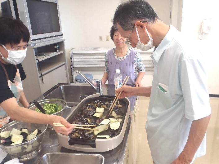 ホットプレートでなすを焼いている様子。