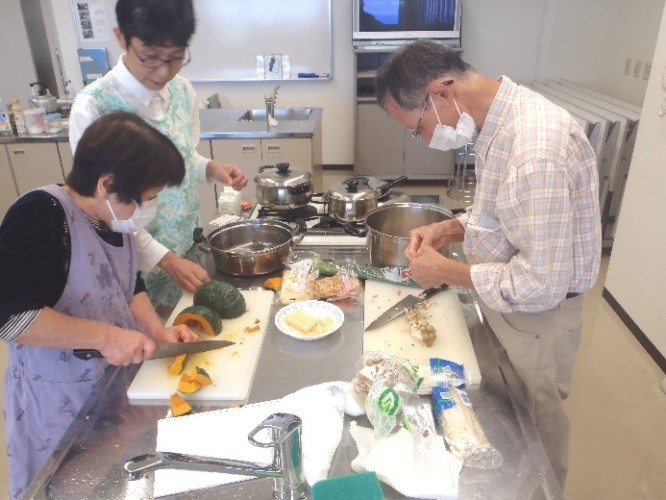 かぼちゃなどの野菜を切っている様子の写真。