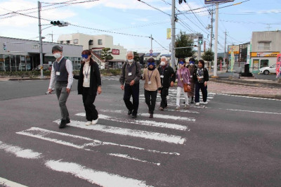 2人1組で、片方がアイマスクをして見えない状況で横断歩道を渡っている様子。