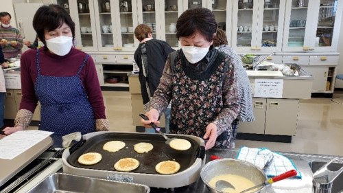 ホットプレートでホットケーキを焼いている様子。