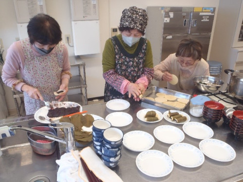 桜もちの皮に餡を乗せ包んでいる様子。