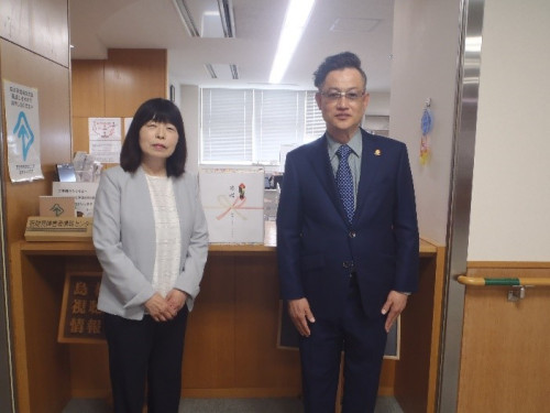  伊奈会長と当センター所長（小松）が並んで寄贈品と一緒に記念撮影。