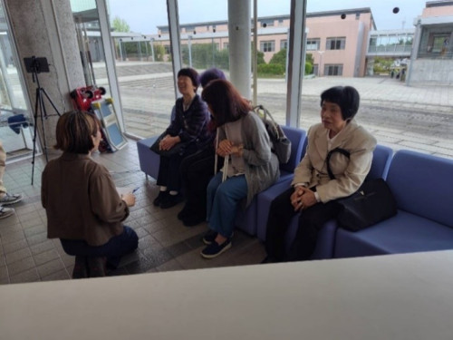 ソファに座り、投票後の感想を話し合っている様子。