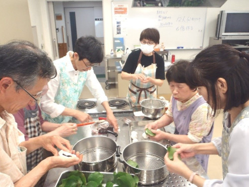まきだんごの皮で餡を包んでいる様子。