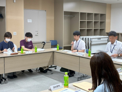 県の担当者が、説明をしている様子。