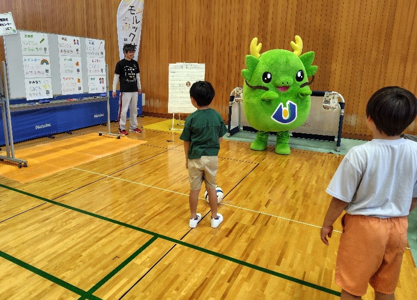 ブラインドサッカーPKチャレンジの様子。 県大のキャラクター『オロリン』がゴールキーパーをしています。