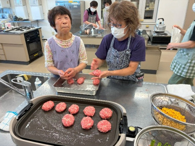 もやしバーグを丸め、ホットプレートで焼いている様子。