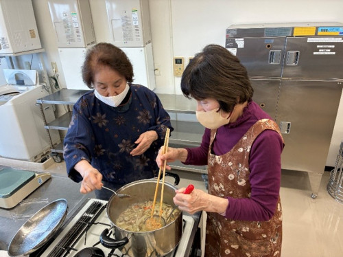 水菜とりんごのサラダの食材を切っている様子。 とろろと合わせる汁に味噌を溶き入れている様子。