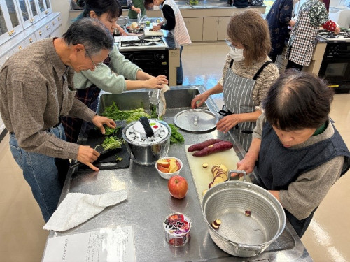 水菜とりんごのサラダの食材を切っている様子。