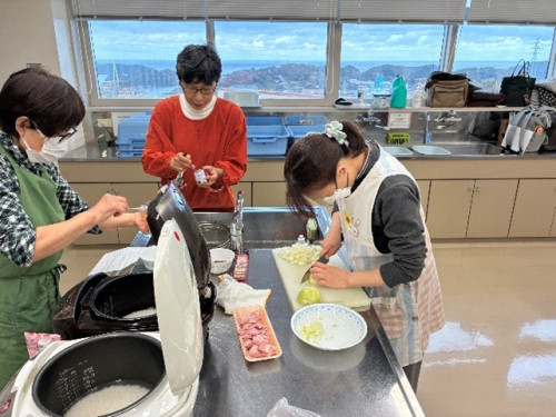 ピラフに入れる具材を小さく切ったり、調味料を混ぜている様子。