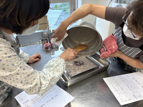 混ぜ合わせた寒天液と豆乳を型に流し入れている様子。