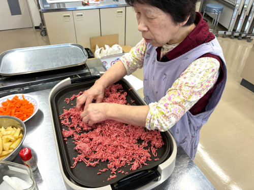 ひき肉に下味の塩をもみこんでいる様子。