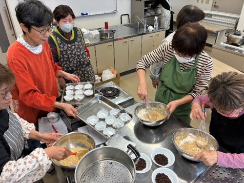 コーヒーとホットケーキミックスを混ぜている様子。