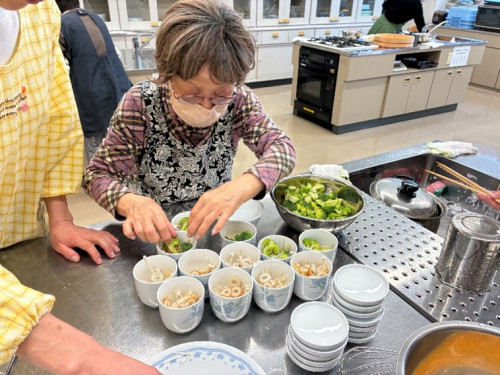 茶碗蒸しの器に具材を入れている様子。