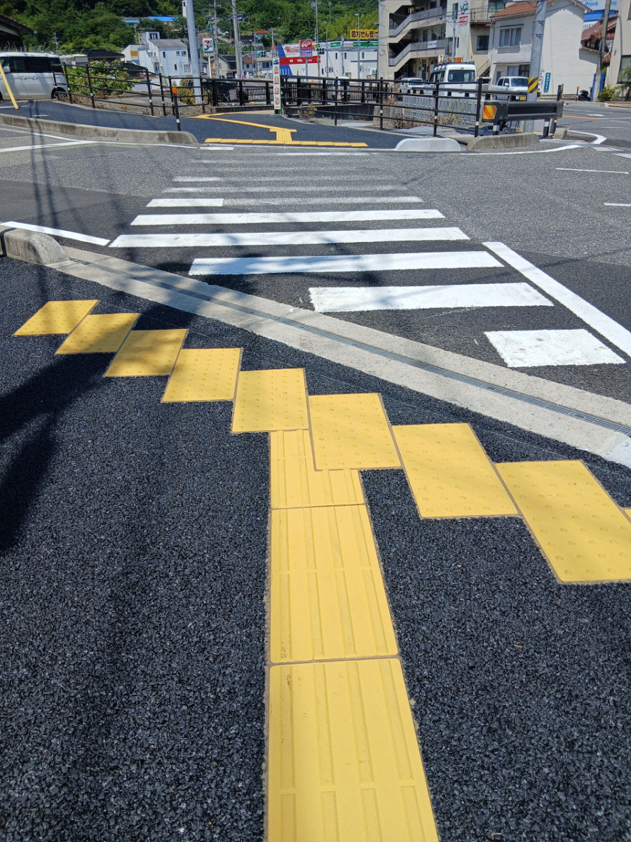 横断歩道の点字ブロックの写真